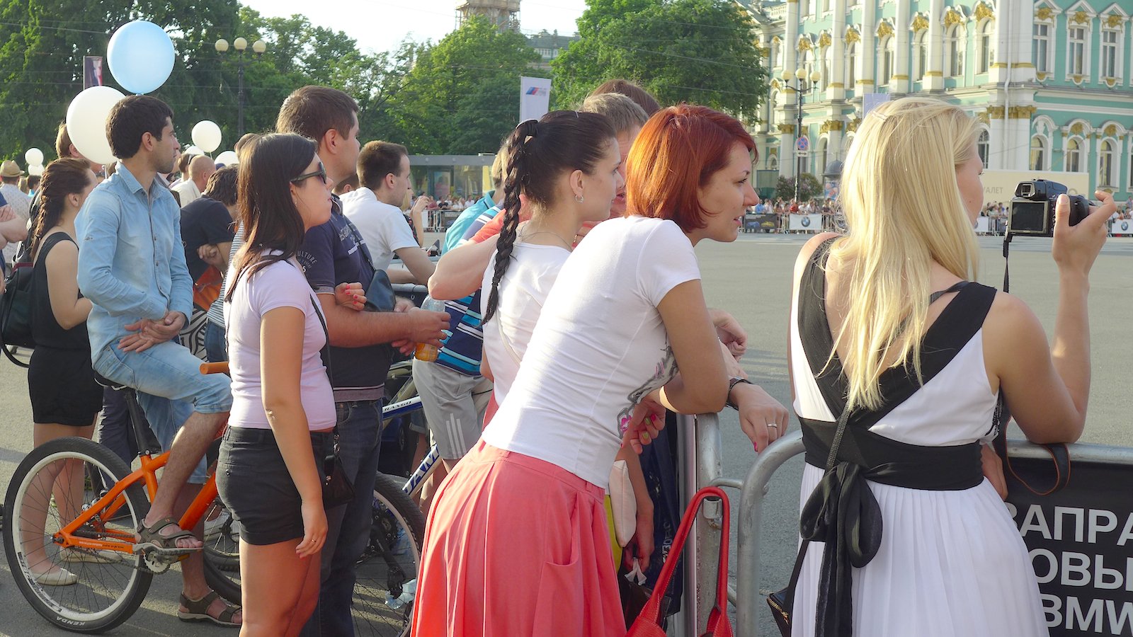 Белые ночи с BMW! Дилеры марки устроили праздник на Дворцовой площади Белые ночи с BMW