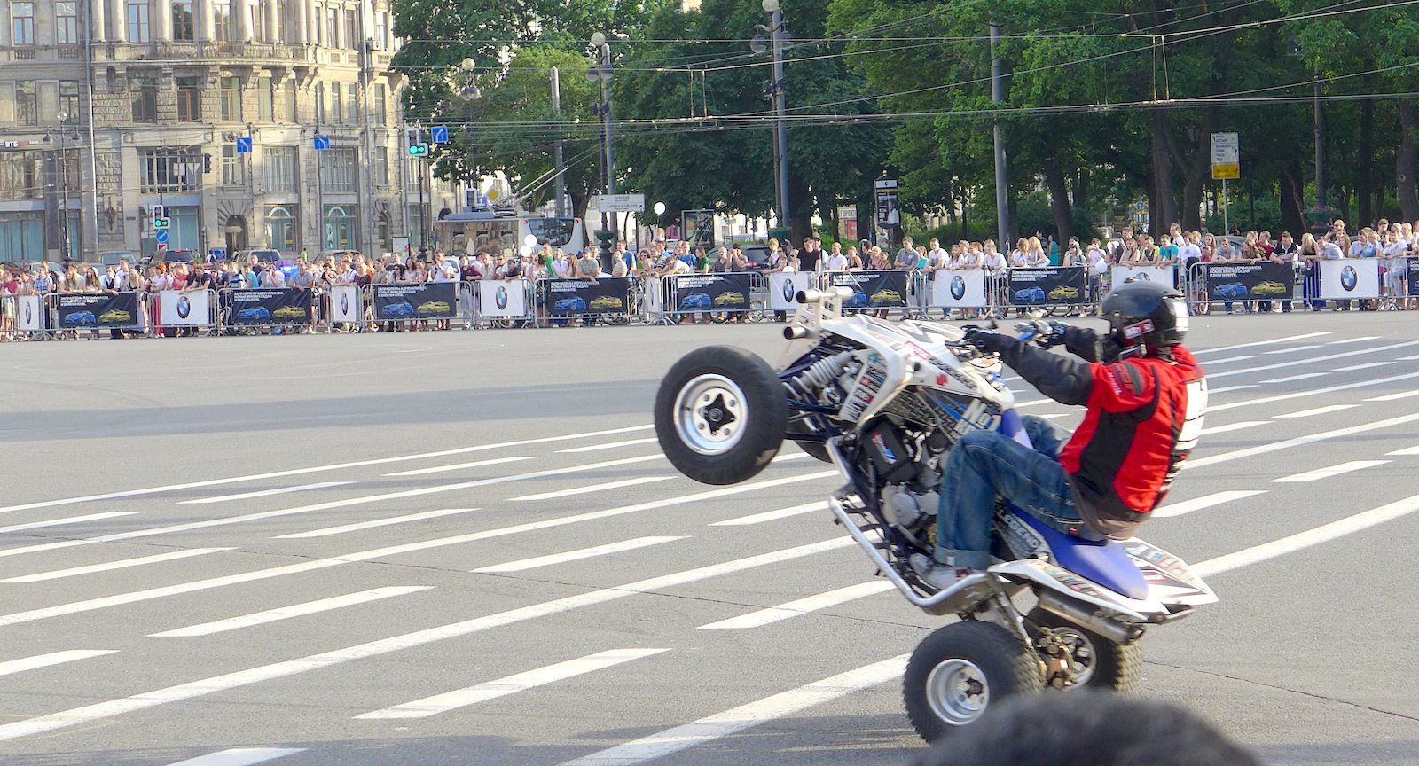 Белые ночи с BMW! Дилеры марки устроили праздник на Дворцовой площади Белые ночи с BMW