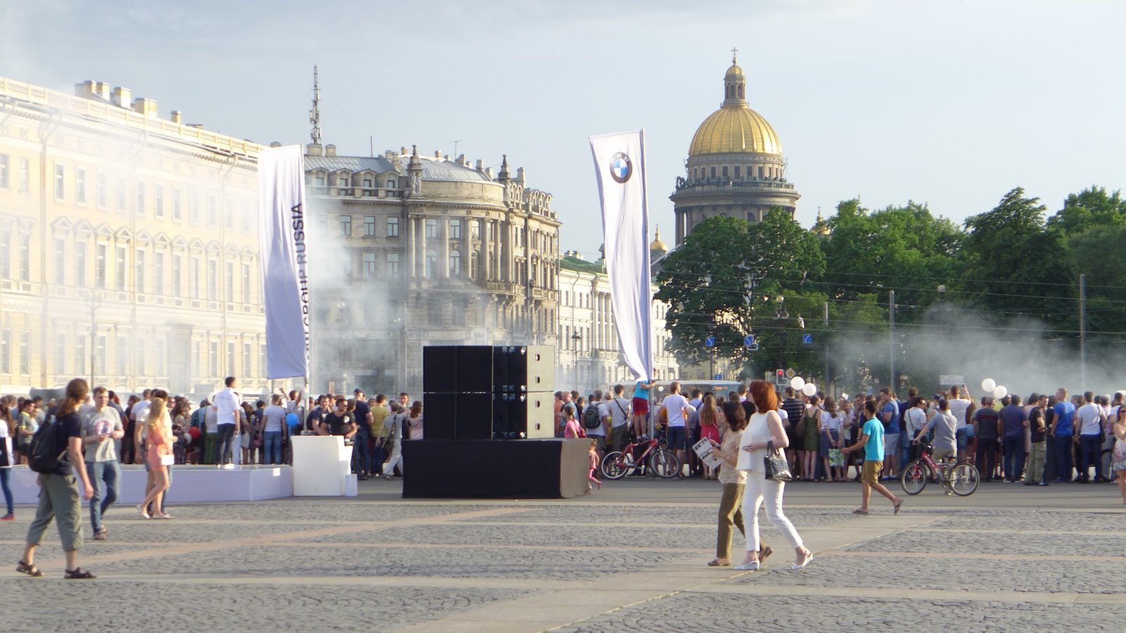 Белые ночи с BMW! Дилеры марки устроили праздник на Дворцовой площади Белые ночи с BMW
