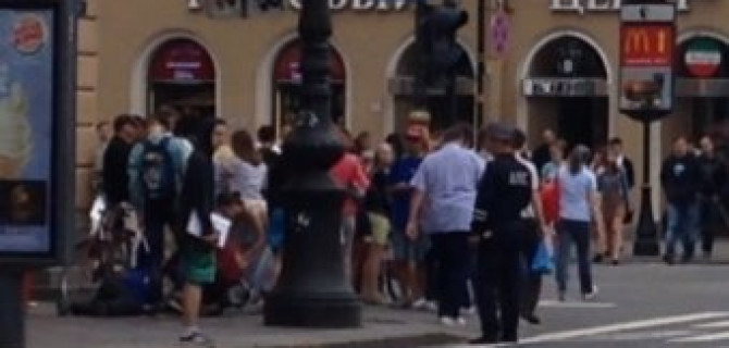 Пожилой велосипедист, ехавший на велосипеде по тротуару на Невском проспекте потерял сознание