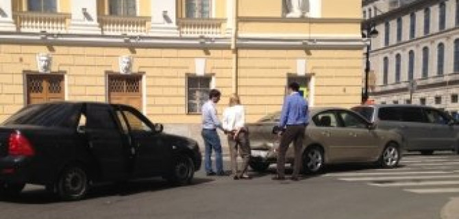 ВАЗ "Лада Приора" врезался в затормозивший перед "зеброй" автомобиль Mazda 3