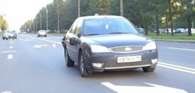 На Мориса Тореза кроссовер Honda CR-V врезался в затормозивший у "зебры" Ford Mondeo