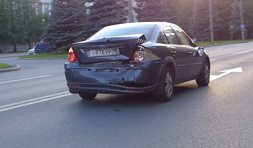 На Мориса Тореза кроссовер Honda CR-V врезался в затормозивший у "зебры" Ford Mondeo ДТП на проспекте Мориса Тореза