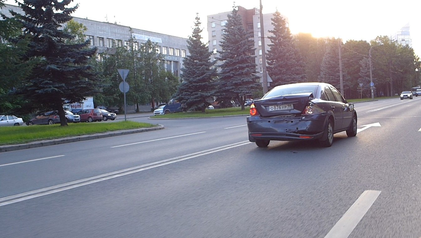 На Мориса Тореза кроссовер Honda CR-V врезался в затормозивший у "зебры" Ford Mondeo ДТП на проспекте Мориса Тореза