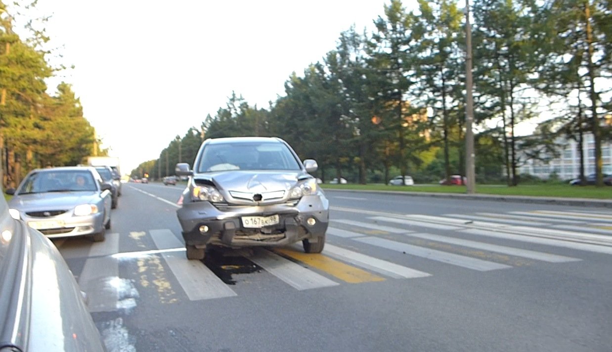 На Мориса Тореза кроссовер Honda CR-V врезался в затормозивший у "зебры" Ford Mondeo ДТП на проспекте Мориса Тореза