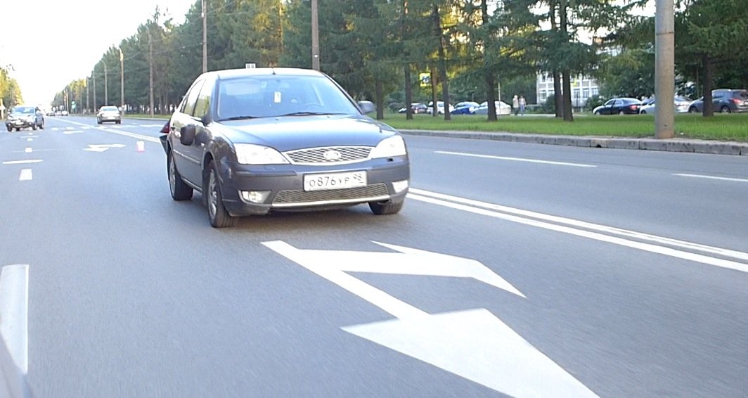 На Мориса Тореза кроссовер Honda CR-V врезался в затормозивший у "зебры" Ford Mondeo ДТП на проспекте Мориса Тореза