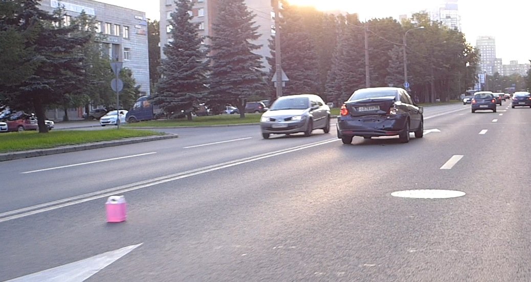 На Мориса Тореза кроссовер Honda CR-V врезался в затормозивший у "зебры" Ford Mondeo ДТП на проспекте Мориса Тореза