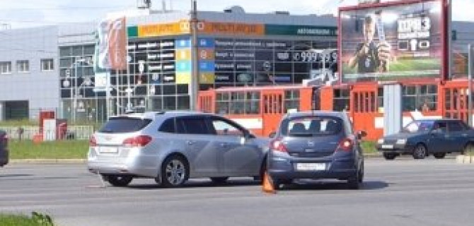 Opel Corsa и Chevrolet Cruze столкнулись на круговом движении на Руставели