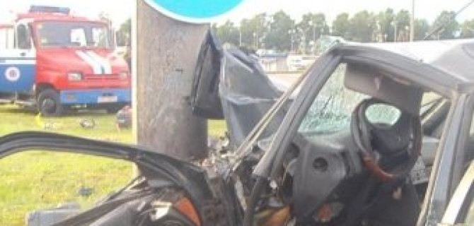 В Белоруссии водитель универсала Peugeot врезался в мачту дорожного освещения