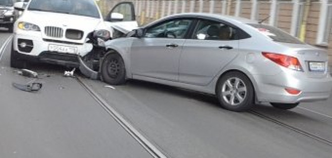 Лобовым столкновением завершился разворот на Литейном мосту для BMW X6 и Hyundai Solaris