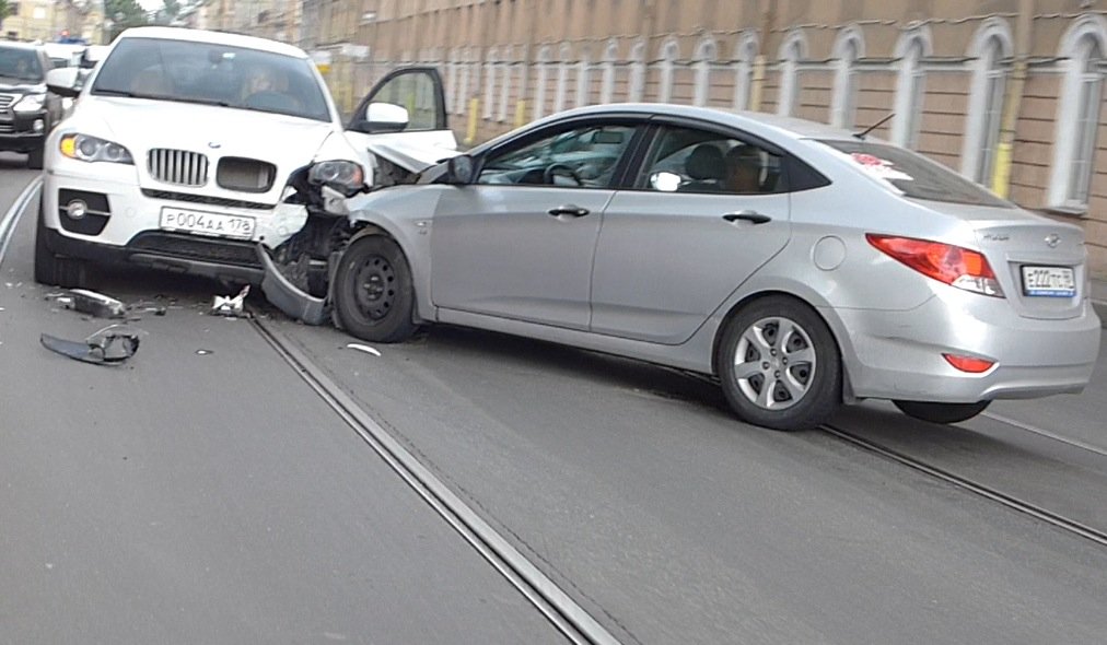 Лобовым столкновением завершился разворот на Литейном мосту для BMW X6 и Hyundai Solaris Лобовое столкновение на Литейном мосту