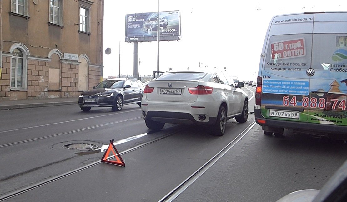 Лобовым столкновением завершился разворот на Литейном мосту для BMW X6 и Hyundai Solaris Лобовое столкновение на Литейном мосту