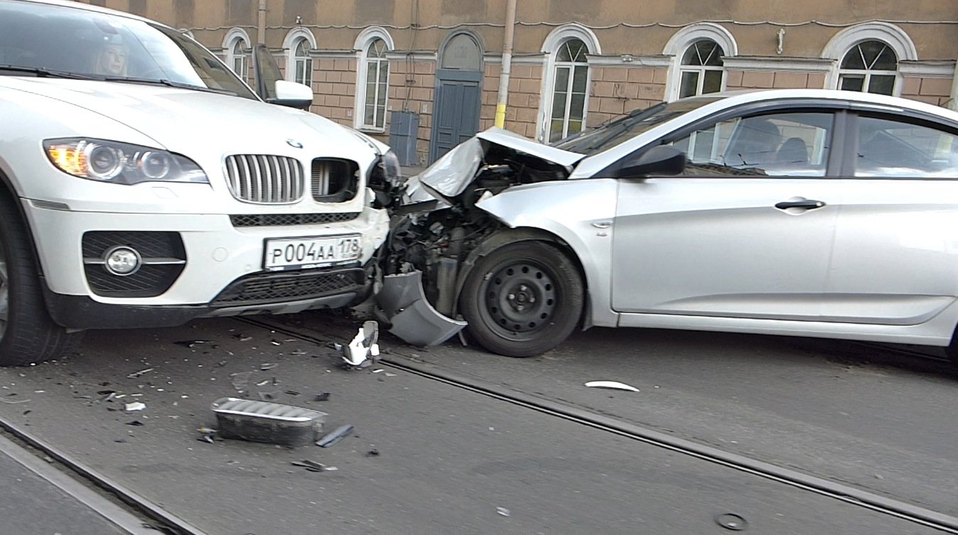 Лобовым столкновением завершился разворот на Литейном мосту для BMW X6 и Hyundai Solaris Лобовое столкновение на Литейном мосту