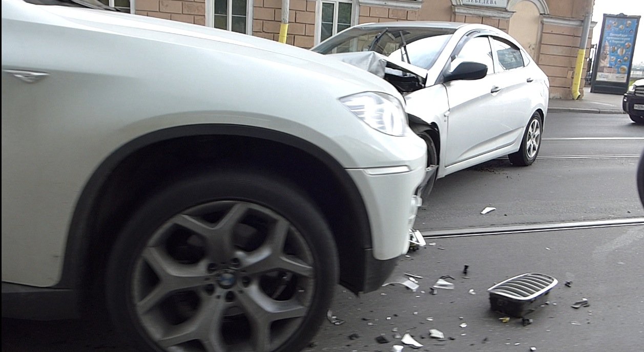 Лобовым столкновением завершился разворот на Литейном мосту для BMW X6 и Hyundai Solaris Лобовое столкновение на Литейном мосту