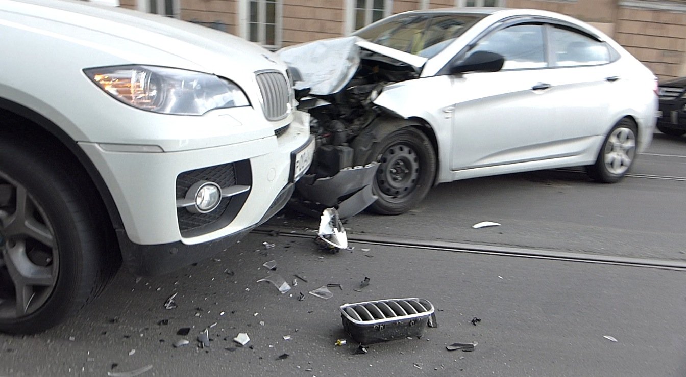 Лобовым столкновением завершился разворот на Литейном мосту для BMW X6 и Hyundai Solaris Лобовое столкновение на Литейном мосту