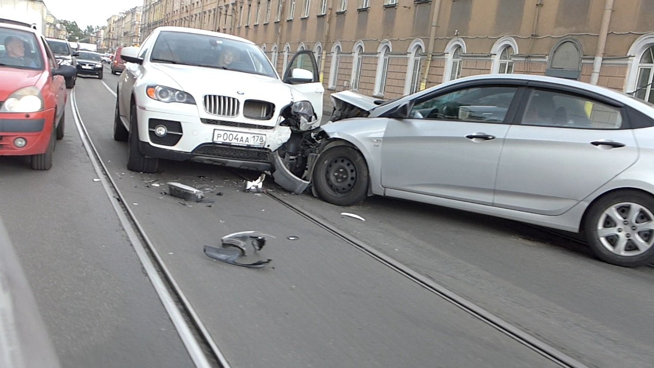 Лобовым столкновением завершился разворот на Литейном мосту для BMW X6 и Hyundai Solaris Лобовое столкновение на Литейном мосту