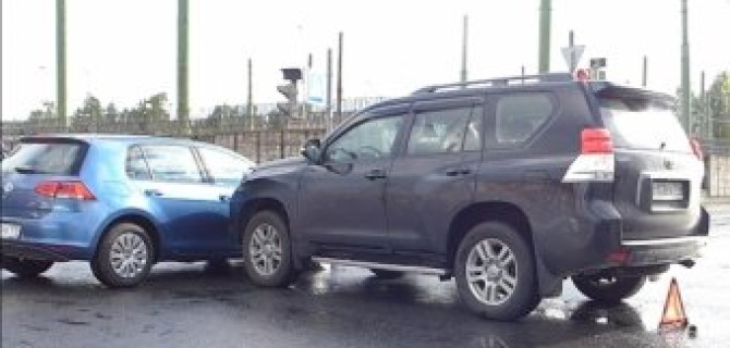 Внедорожник несильно врезался в легковушку на пересечении Земледельческой  и Студенческой