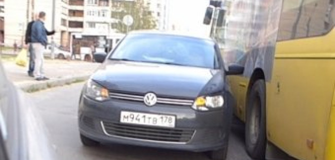 Маршрутка и Volkswagen Polo навалились друг на друга в рукаве на улице Жени Егоровой 