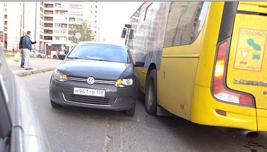 Маршрутка и Volkswagen Polo навалились друг на друга в рукаве на улице Жени Егоровой ДТП на улице Жени Егоровой