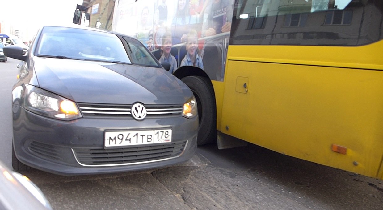 Маршрутка и Volkswagen Polo навалились друг на друга в рукаве на улице Жени Егоровой ДТП на улице Жени Егоровой