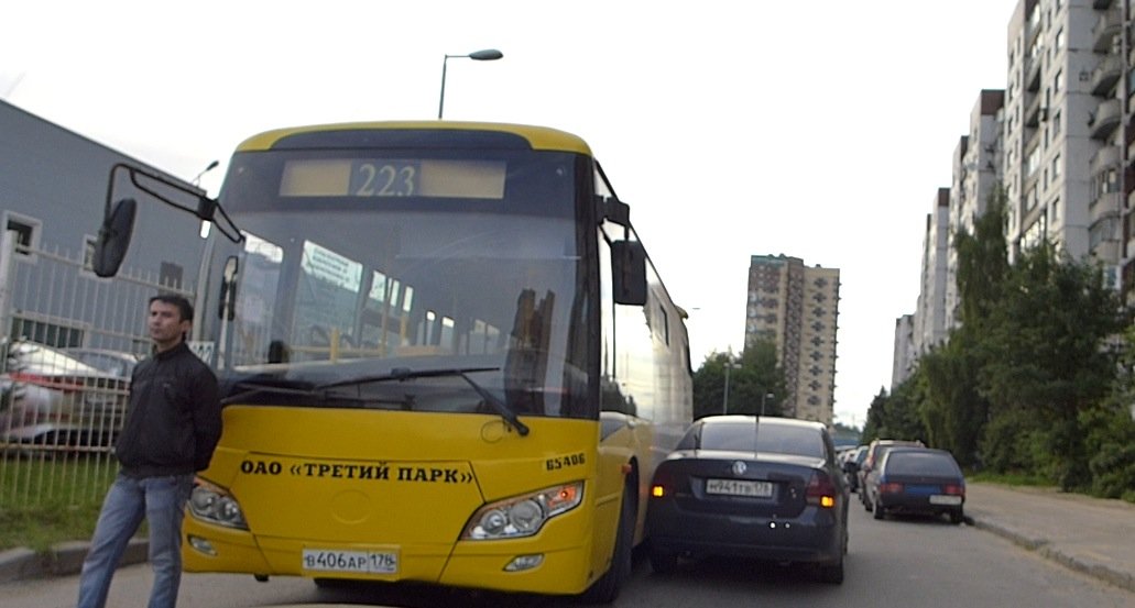 Маршрутка и Volkswagen Polo навалились друг на друга в рукаве на улице Жени Егоровой ДТП на улице Жени Егоровой