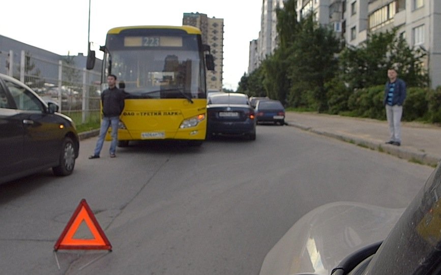 Маршрутка и Volkswagen Polo навалились друг на друга в рукаве на улице Жени Егоровой ДТП на улице Жени Егоровой