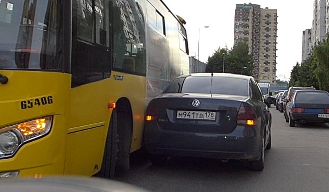 Маршрутка и Volkswagen Polo навалились друг на друга в рукаве на улице Жени Егоровой ДТП на улице Жени Егоровой