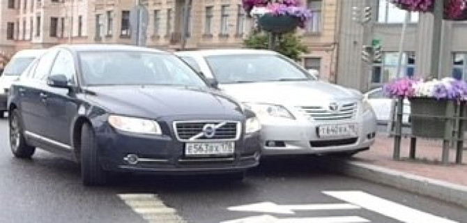 Toyota и Volvo навалились друг на друга пытаясь обогнать один другого 