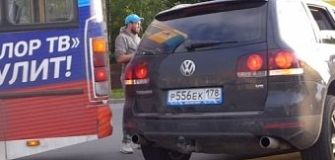 Volkswagen Touareg столкнулся с маршруткой на перекрестке Выборгского шоссе и улицы Хо Ши Мина