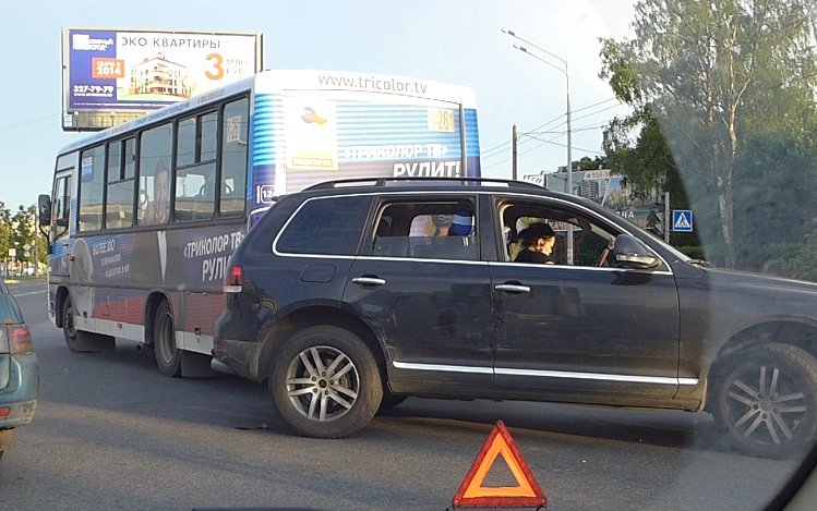 Volkswagen Touareg столкнулся с маршруткой на перекрестке Выборгского шоссе и улицы Хо Ши Мина ДТП на Выборгском шоссе