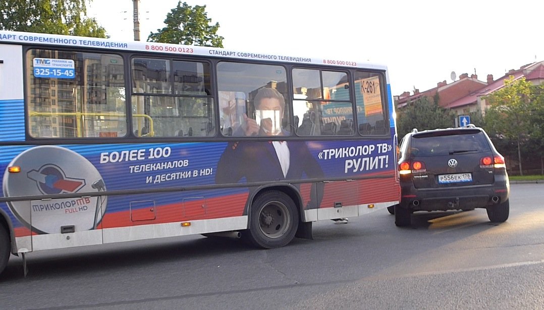 Volkswagen Touareg столкнулся с маршруткой на перекрестке Выборгского шоссе и улицы Хо Ши Мина ДТП на Выборгском шоссе