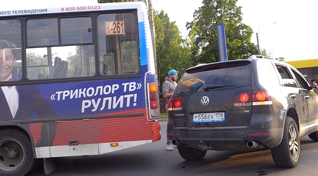 Volkswagen Touareg столкнулся с маршруткой на перекрестке Выборгского шоссе и улицы Хо Ши Мина ДТП на Выборгском шоссе