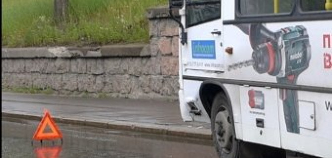 Маршрутка с номером 375 врезалась в Mercedes-Benz с таким же номером