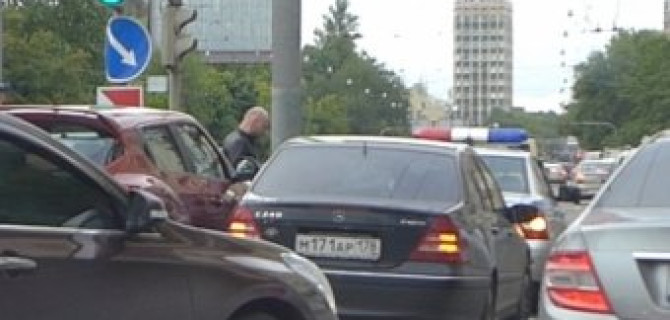 Торопливые водители на Лесном проспекте навалились друг на друга своими автомобилями