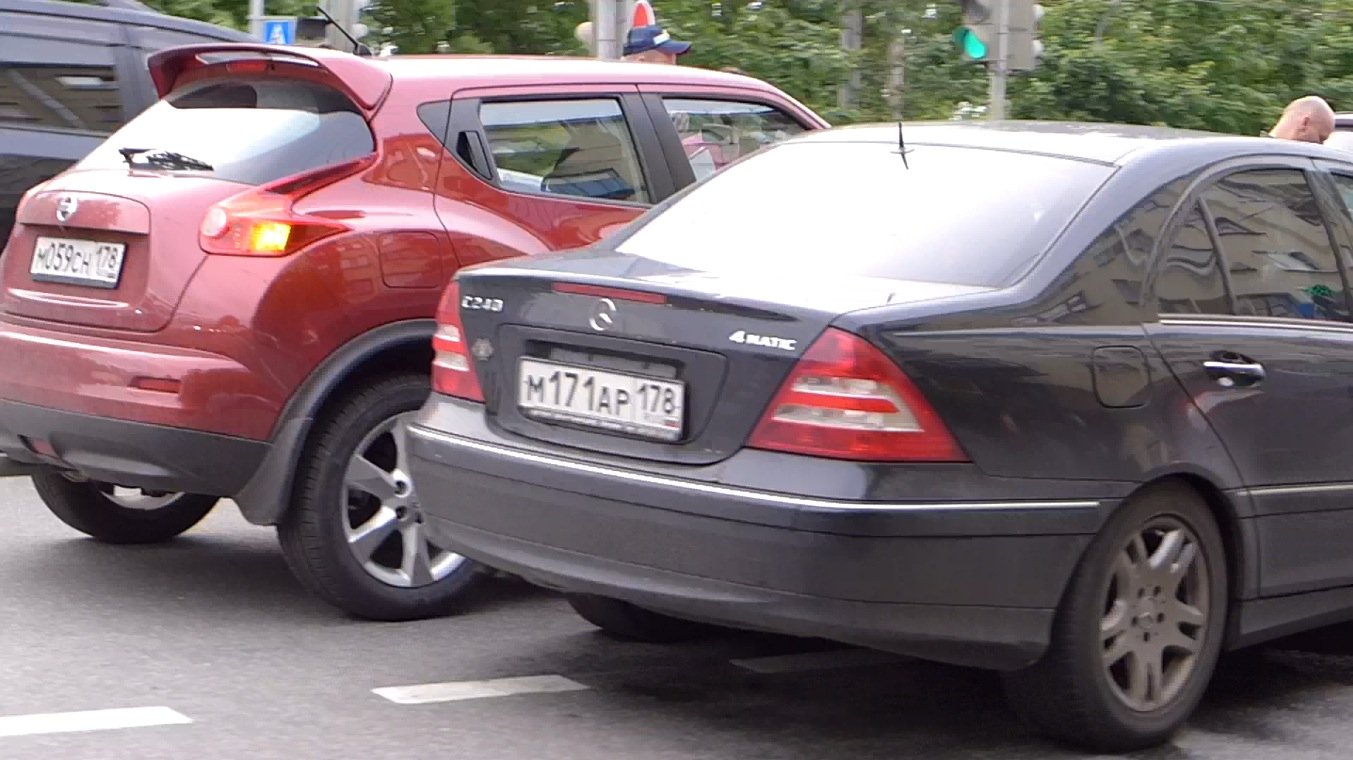 Торопливые водители на Лесном проспекте навалились друг на друга своими автомобилями ДТП на Лесном проспекте