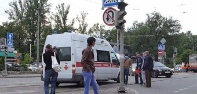 Скорая помощь врезалась в Mitsubishi ASX на трамвайных путях на Лесном проспекте 