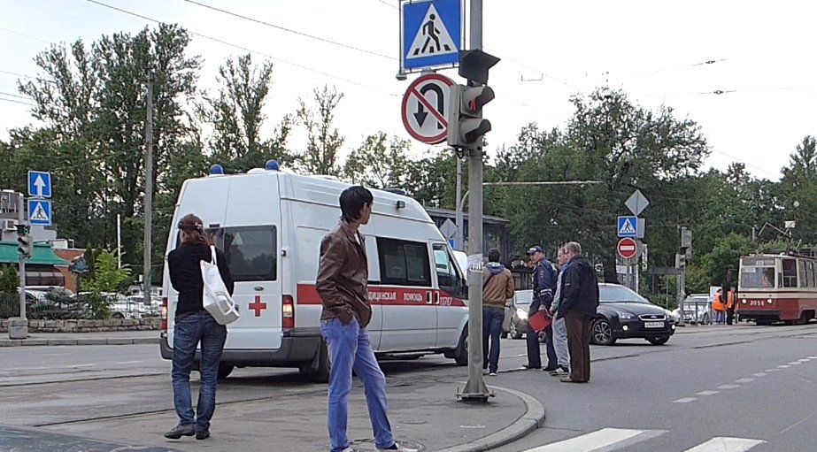 Скорая помощь врезалась в Mitsubishi ASX на трамвайных путях на Лесном проспекте ДТП на Лесном проспекте с скорой помощью