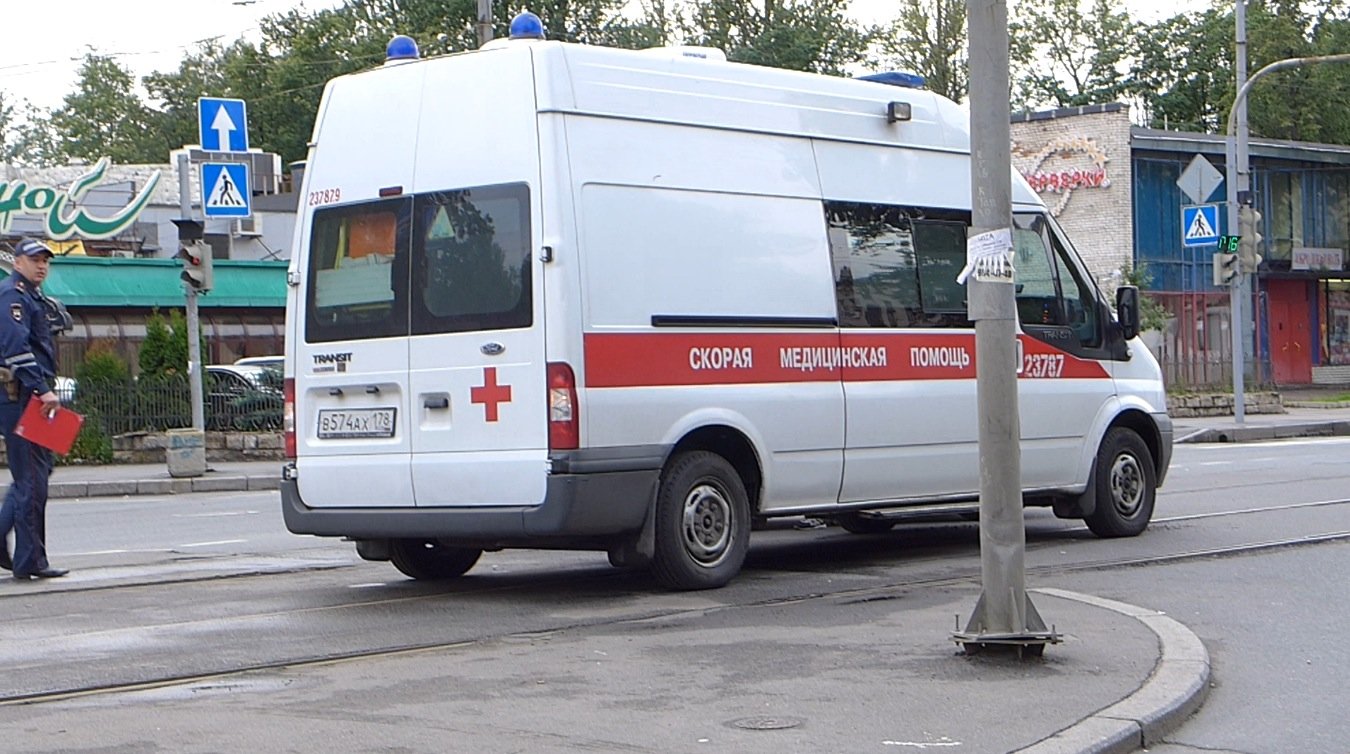 Скорая помощь врезалась в Mitsubishi ASX на трамвайных путях на Лесном проспекте ДТП на Лесном проспекте с скорой помощью