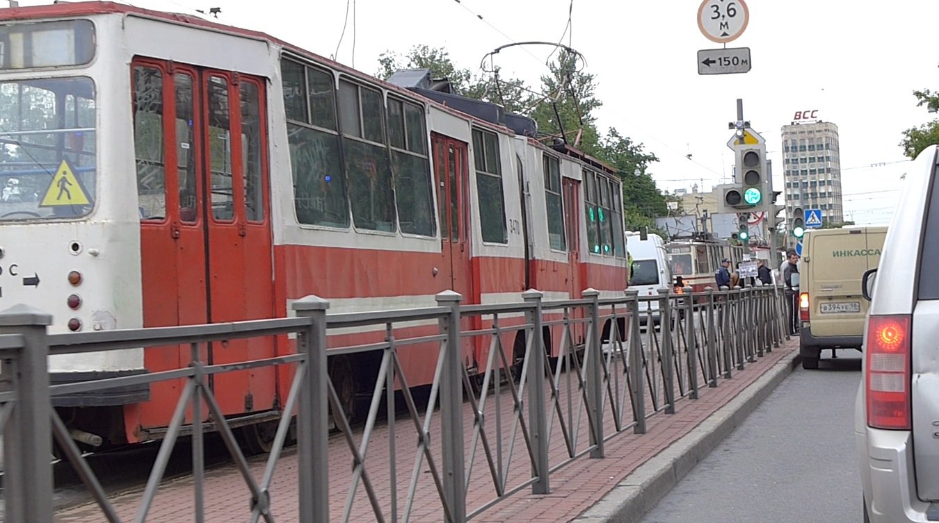 Скорая помощь врезалась в Mitsubishi ASX на трамвайных путях на Лесном проспекте ДТП на Лесном проспекте с скорой помощью