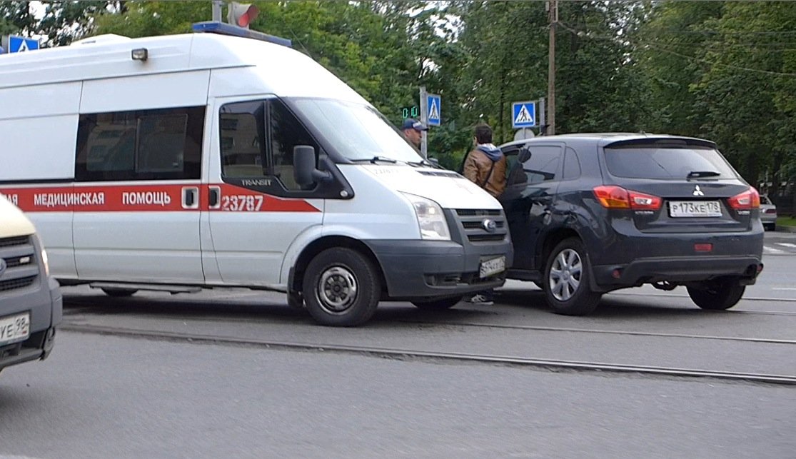 Скорая помощь врезалась в Mitsubishi ASX на трамвайных путях на Лесном проспекте ДТП на Лесном проспекте с скорой помощью