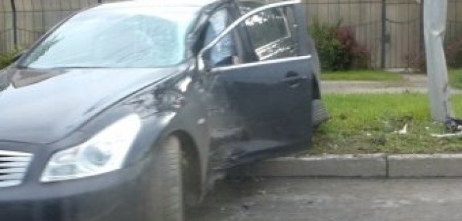  Наезд на столб на Выборгском шоссе с участием премиального седана Infiniti