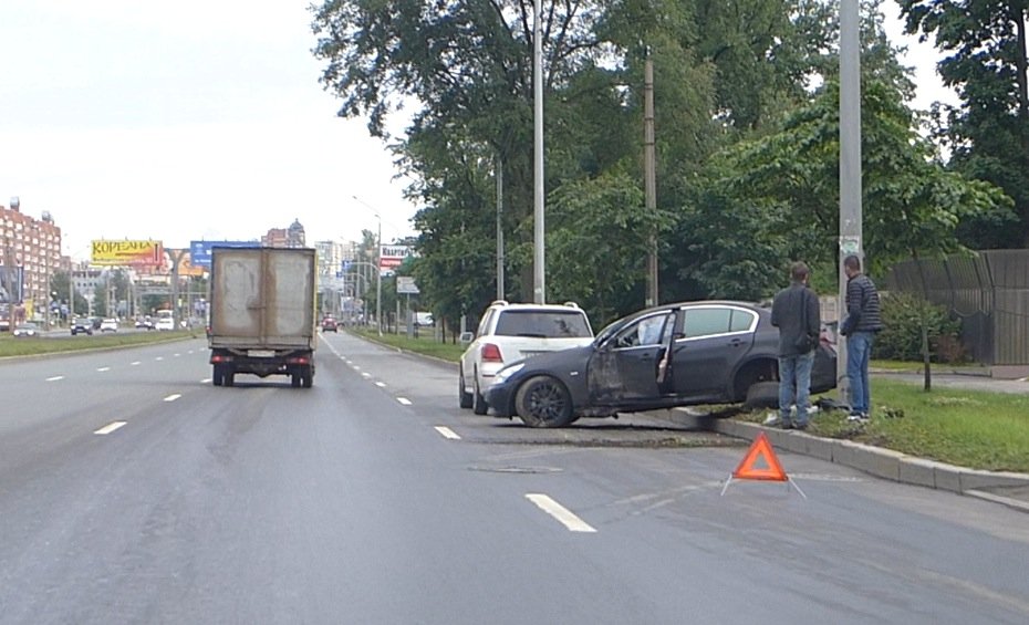 Наезд на столб на Выборгском шоссе с участием премиального седана Infiniti Наезд на столб на Выборгском шоссе