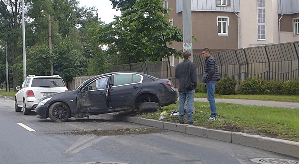 Наезд на столб на Выборгском шоссе с участием премиального седана Infiniti Наезд на столб на Выборгском шоссе