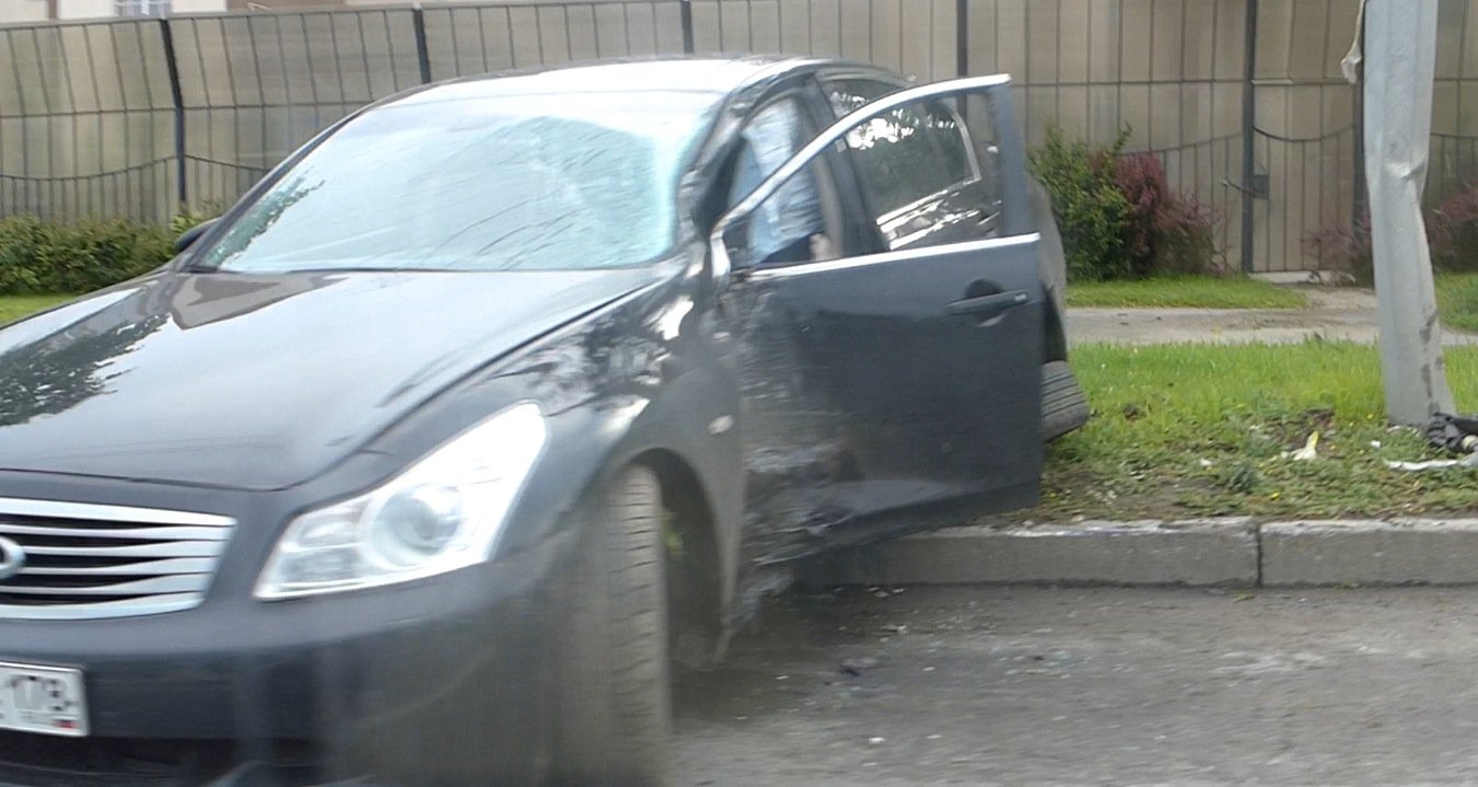 Наезд на столб на Выборгском шоссе с участием премиального седана Infiniti Наезд на столб на Выборгском шоссе