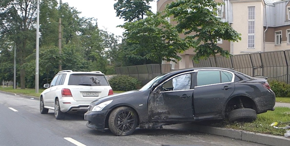 Наезд на столб на Выборгском шоссе с участием премиального седана Infiniti Наезд на столб на Выборгском шоссе