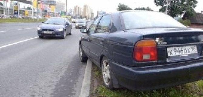 Легковой Suzuki Baleno по непонятной причине вылетел на разделительный газон Выборгского шоссе 