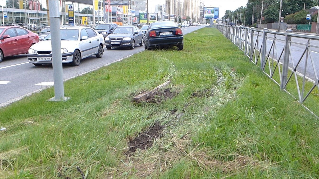 Легковой Suzuki Baleno по непонятной причине вылетел на разделительный газон Выборгского шоссе Наезд на препятствие - разделительный газон на Выборгском шоссе