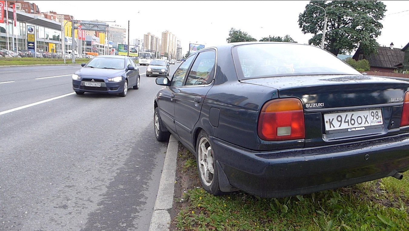 Легковой Suzuki Baleno по непонятной причине вылетел на разделительный газон Выборгского шоссе Наезд на препятствие - разделительный газон на Выборгском шоссе