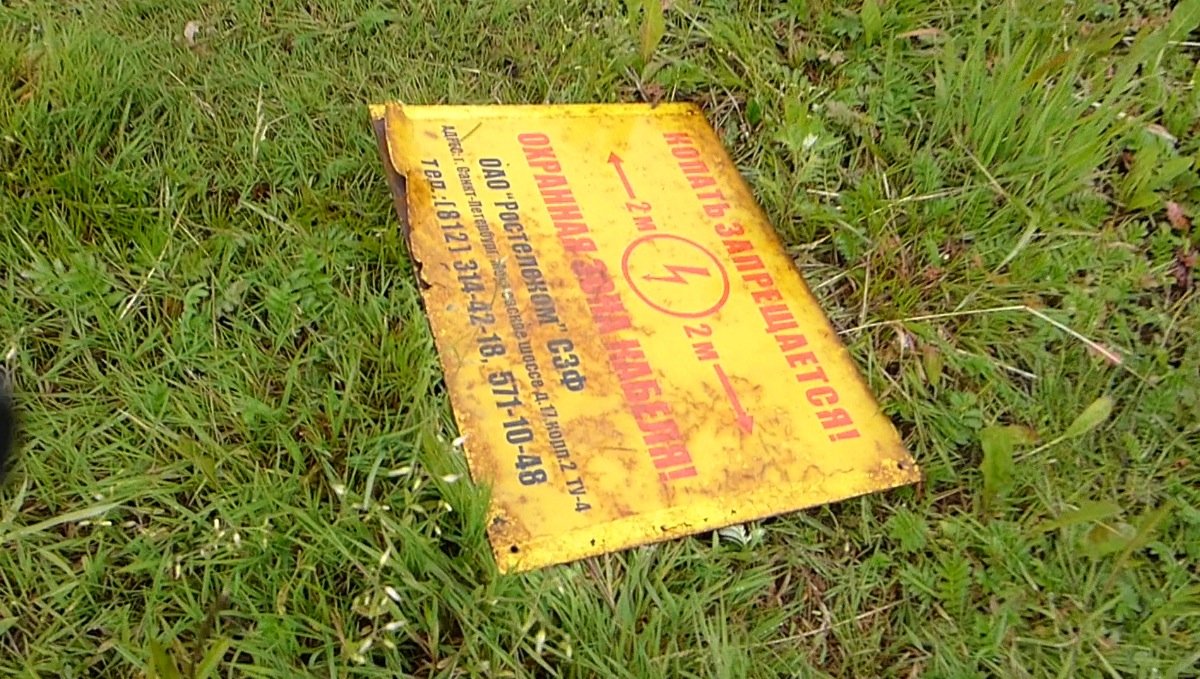 Легковой Suzuki Baleno по непонятной причине вылетел на разделительный газон Выборгского шоссе Наезд на препятствие - разделительный газон на Выборгском шоссе