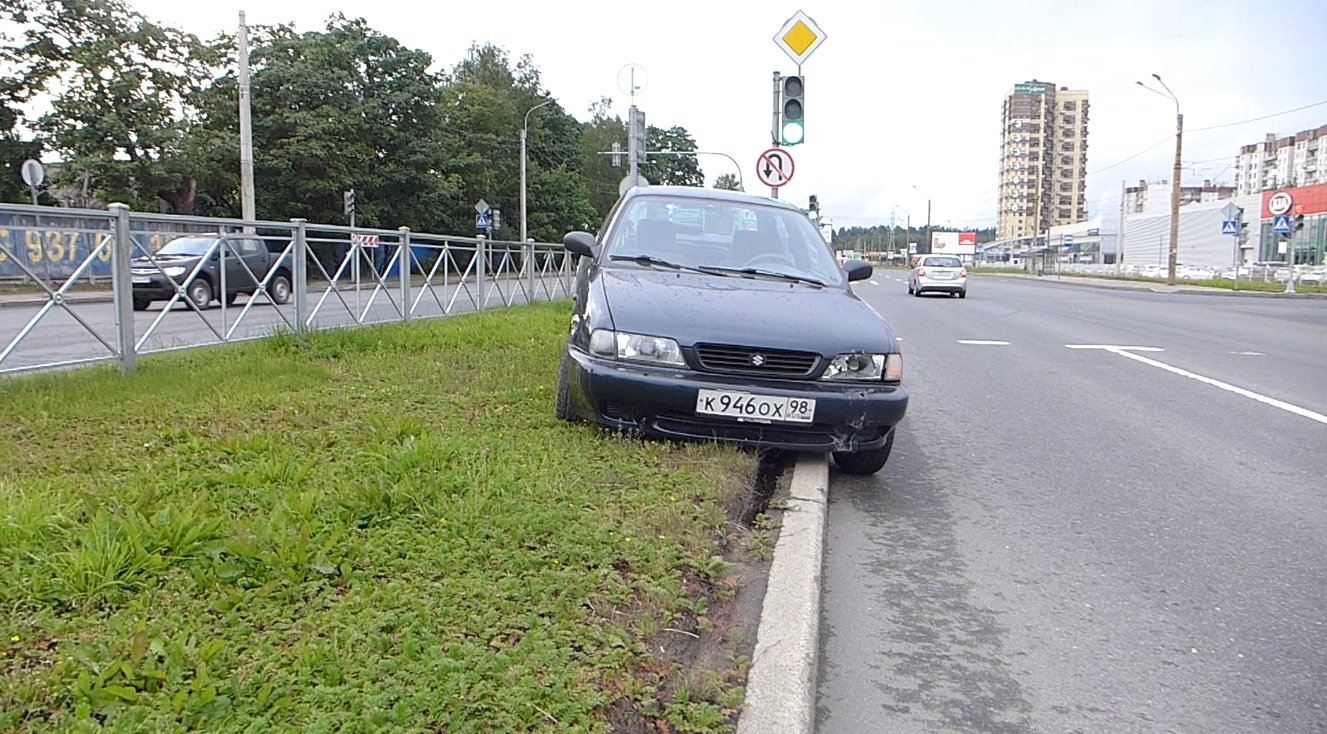 Легковой Suzuki Baleno по непонятной причине вылетел на разделительный газон Выборгского шоссе Наезд на препятствие - разделительный газон на Выборгском шоссе
